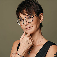 Полка книг от И. Хакамады 