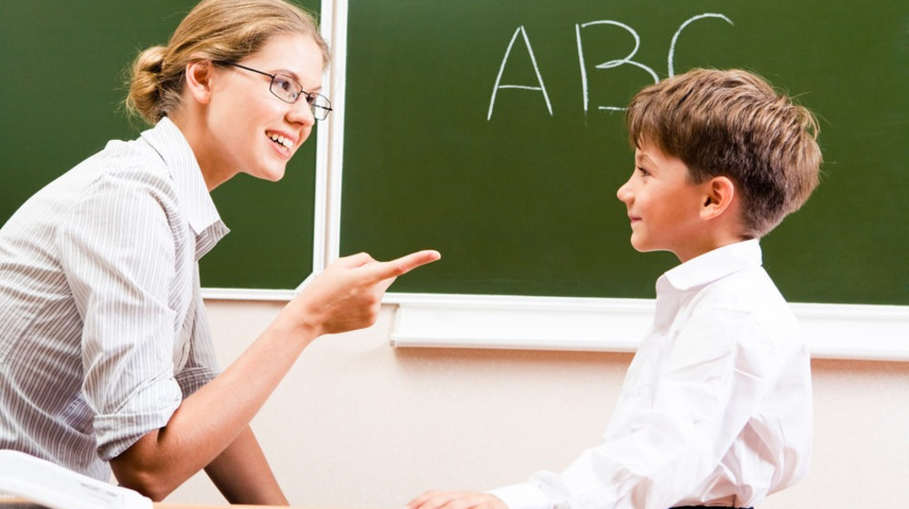 ВАШ ТРУД БЛАГОРОДЕН И ТРУДЕН –
НЕСЕТЕ ВЫ: ЗНАНИЯ ЛЮДЯМ                         Учитель в литературе