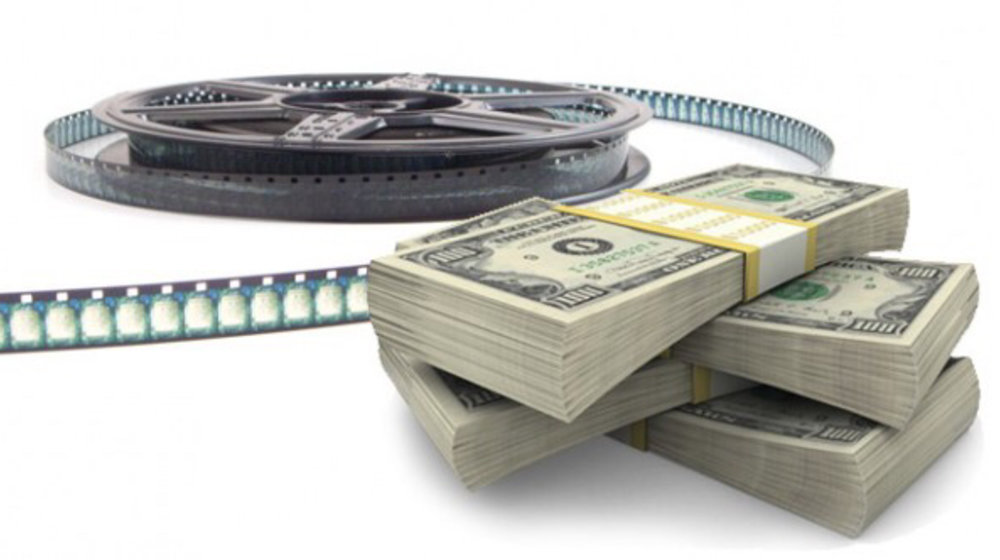 Выходит продюсер 