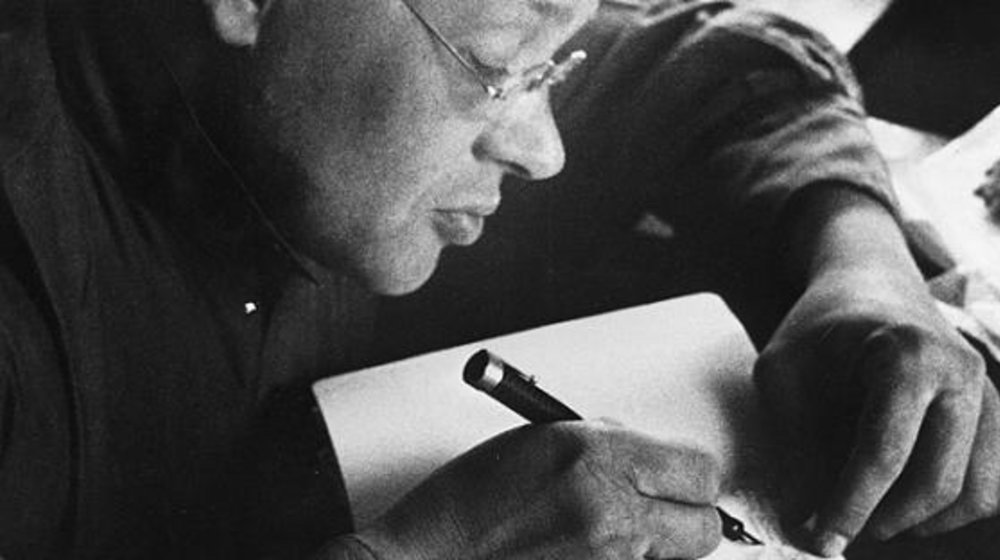 На носу — очки, а в душе — осень