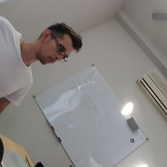 женек сидит