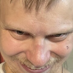 Паша читает