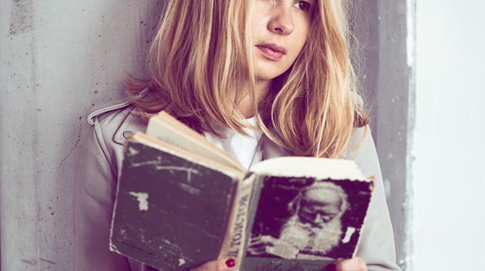 Анна Цуканова-Котт читает