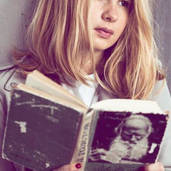 Анна Цуканова-Котт читает