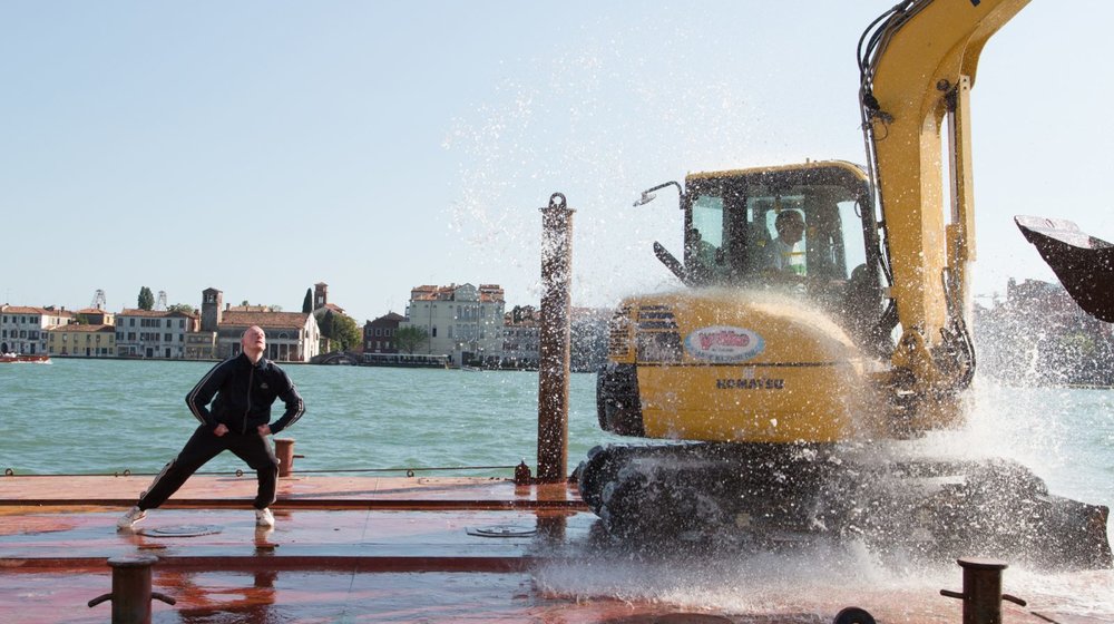 «Время, вперед!»: что читать до, после и вместо выставки V-A-C в Венеции