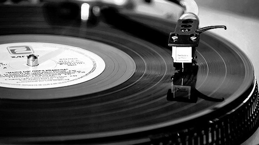 К ней тянется рука