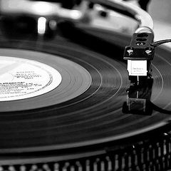 К ней тянется рука