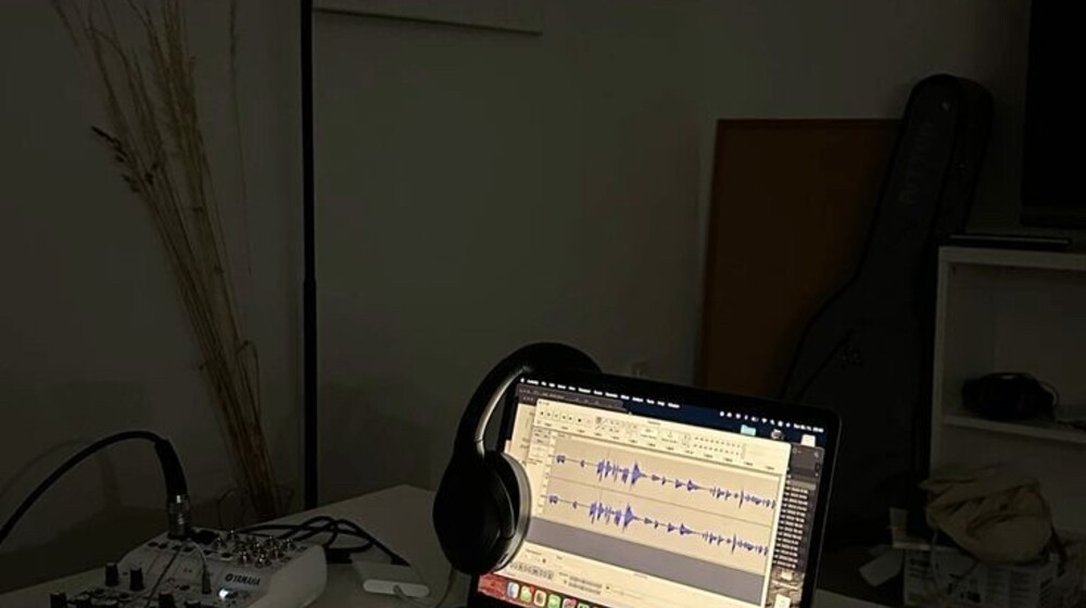 Озвучивают более двух рассказчиков 