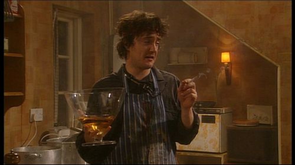 красное сухое среди книг